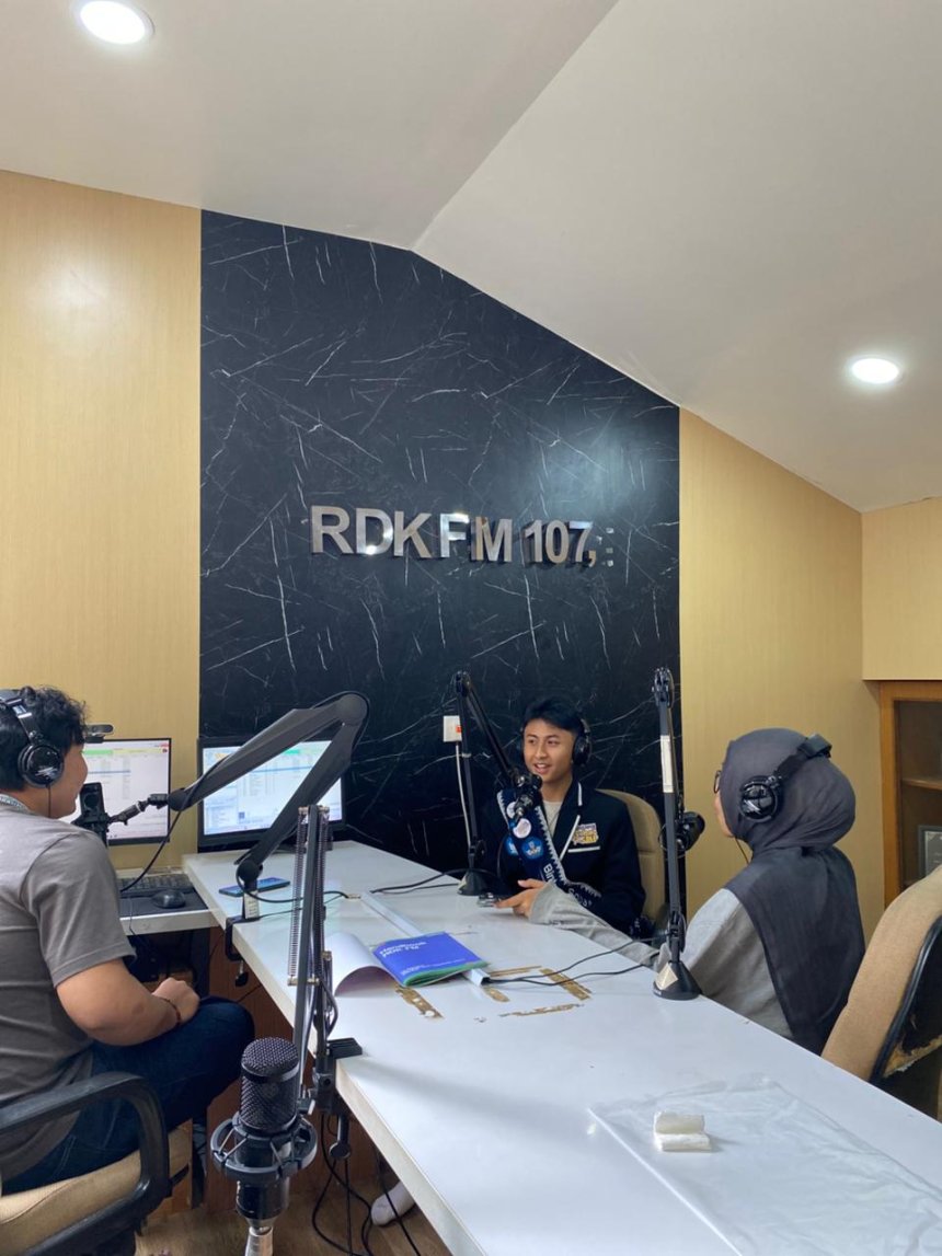 ZACH DAIMLER AKRAM DI GELOMBANG 107,9 RDKFM: MENABUR 7 KAIH DARI SMP AL-FATH CIRENDEU